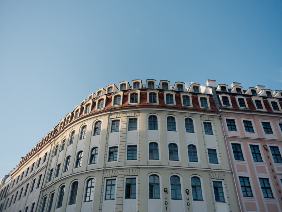 Architektur unter klarem Himmel